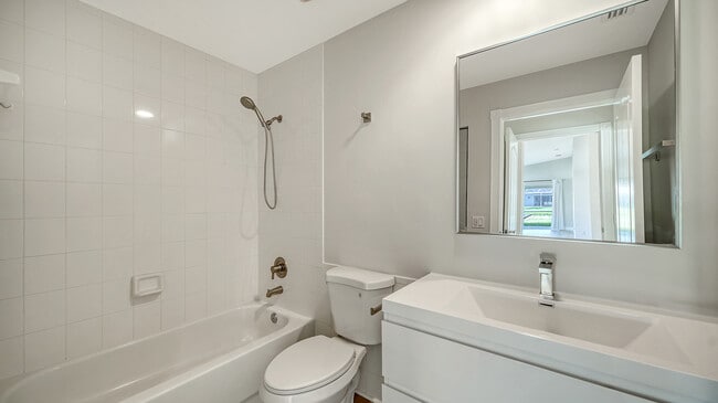 Building Photo - 5533 Avellino Pl