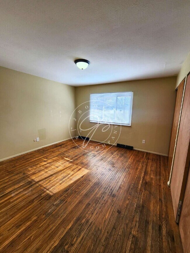 Building Photo - "Charming 2-Bedroom Retreat with Spacious 1000 Sq Ft in Toledo – Ideal for Comfortable Living!"