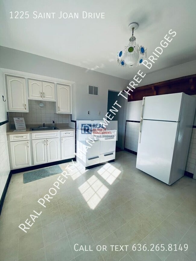 Building Photo - 1225 St Joan Dr