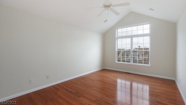 Building Photo - 1044 Shadowlawn Dr