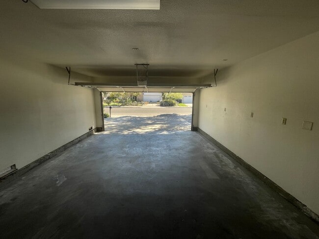 Building Photo - 3233 Nightingale Dr