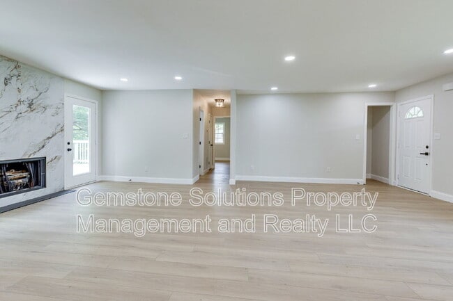 Building Photo - 919 Oak Meadow Dr