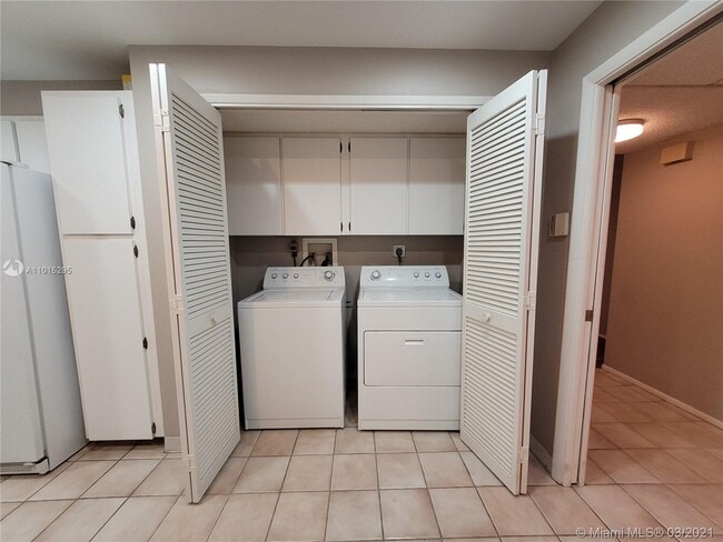 Building Photo - 4261 W Palm Aire Dr