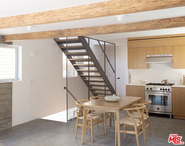 Building Photo - 8870 Wonderland Ave