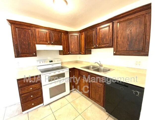 Building Photo - 2523 S Lakecrest Dr