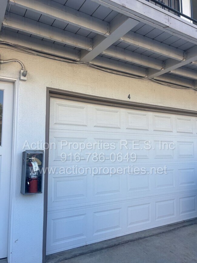Building Photo - Roseville Condo all one level: 2 Bedroom 1 Bathroom Single Level, Large Living Room Central Heat ...