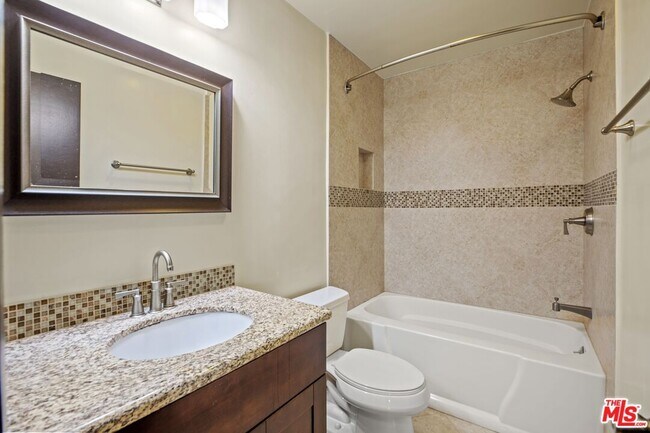 Building Photo - 1033 6th St