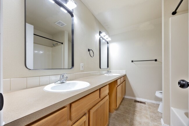 Building Photo - Spacious 5 bed/2 bath in SE Portland