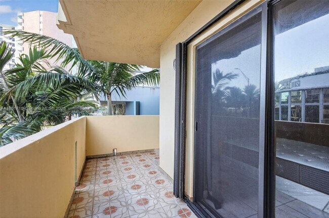 Building Photo - 2924 Collins Ave