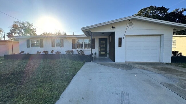 Building Photo - 1121 Clearwater Rd