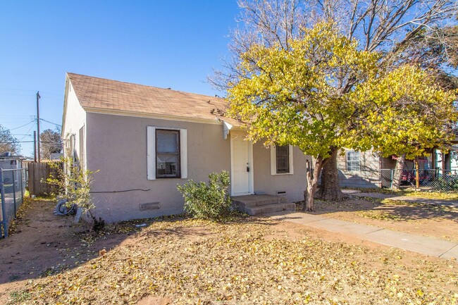 Building Photo - 2 bedroom 1 bathroom house in North Lubbock!