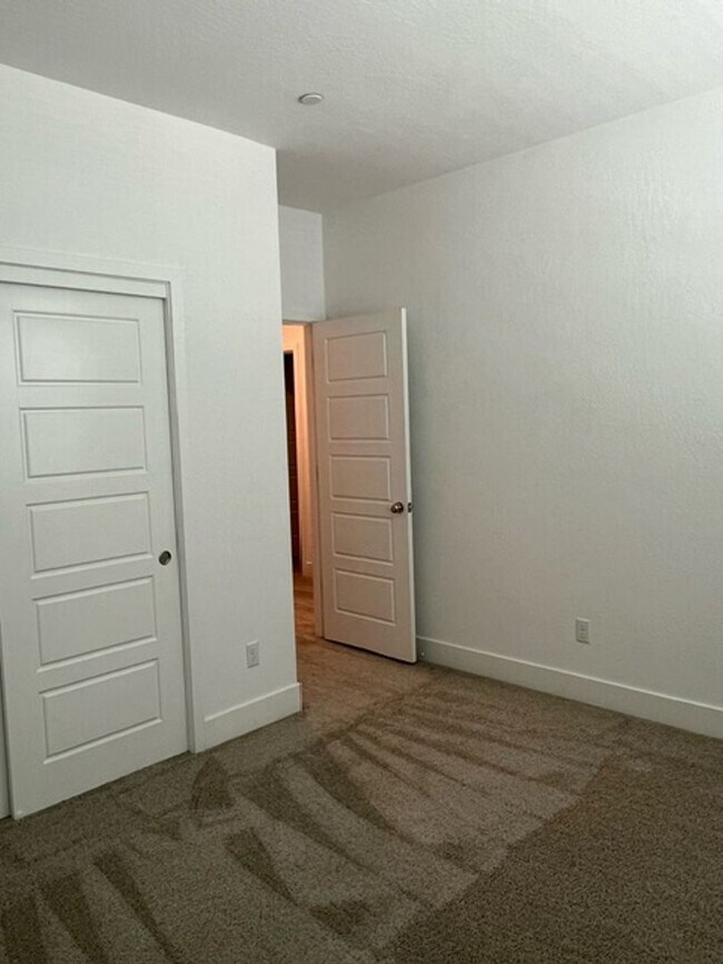 Building Photo - Beautiful Newer 3 Bedrooms 2.5 Baths Home with SOLAR!!!