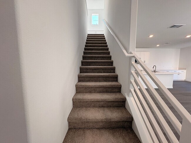 Building Photo - 3 Bed, 2.5 Bath townhome in Ontario!