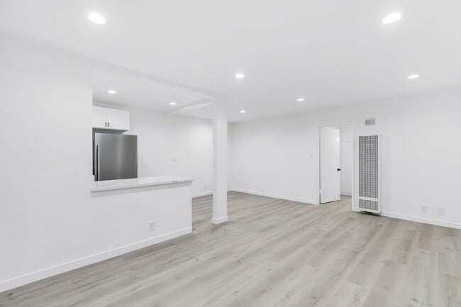 Building Photo - 1138 Cardiff Ave