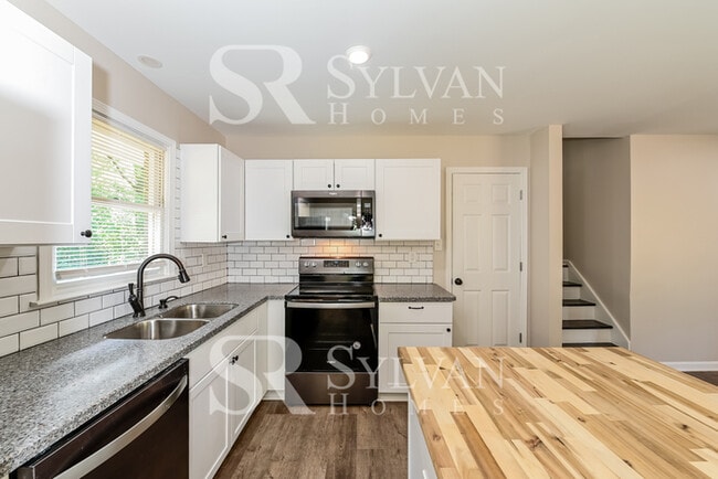 Building Photo - Feel comfortable in this lovely home