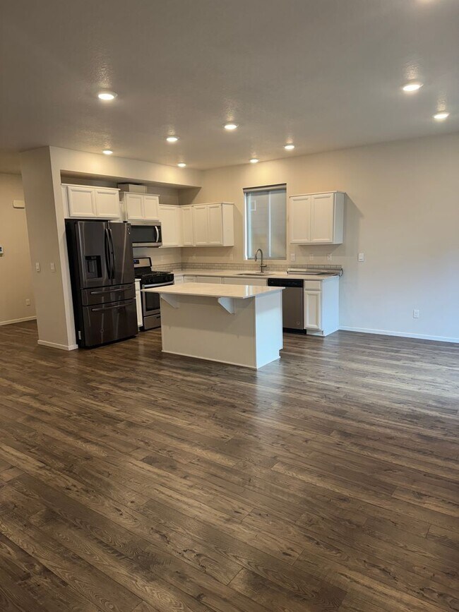 Building Photo - 4 Bedroom, 2.5 bath, newer home in desirable location!!