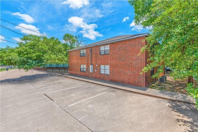 Building Photo - Available NOW!! Cute 3/2 four-plex Close t...