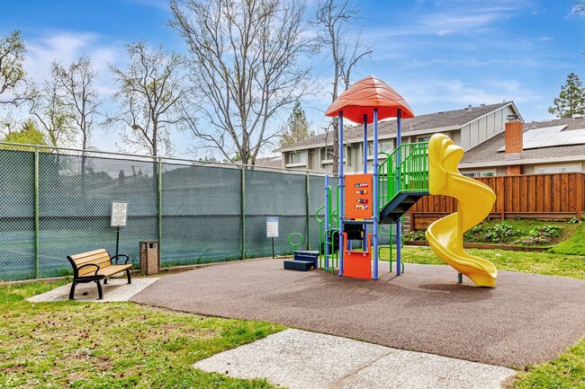Building Photo - 2 bedroom, 2 bath townhome in the Northpoint HOA!