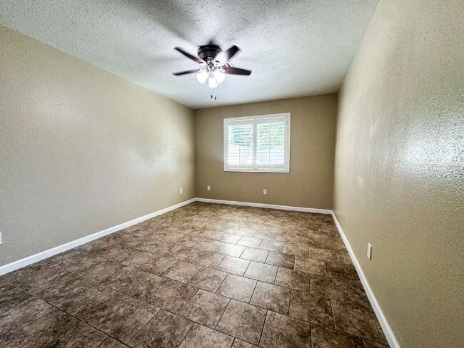 Building Photo - "Newly Updated 3-Bedroom Duplex with 2 Ful...