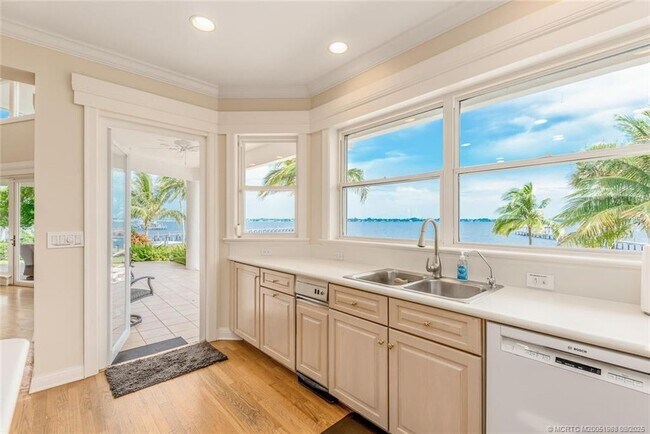 Building Photo - 901 SE Riverside Dr