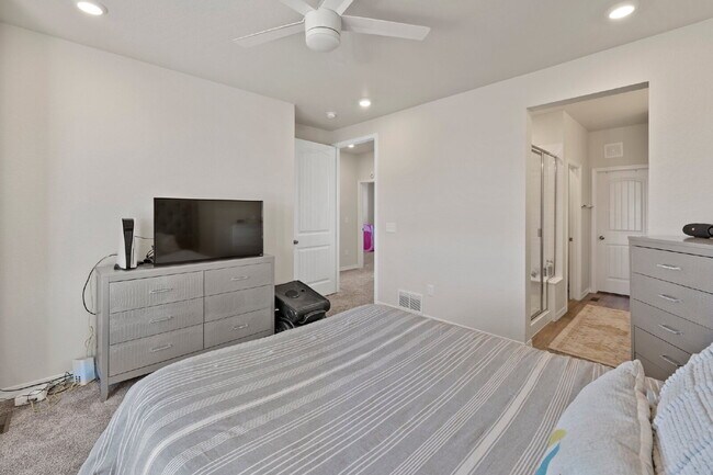 Building Photo - Bright and Beautiful Home with Gourmet Kitchen & Hardwood Floors