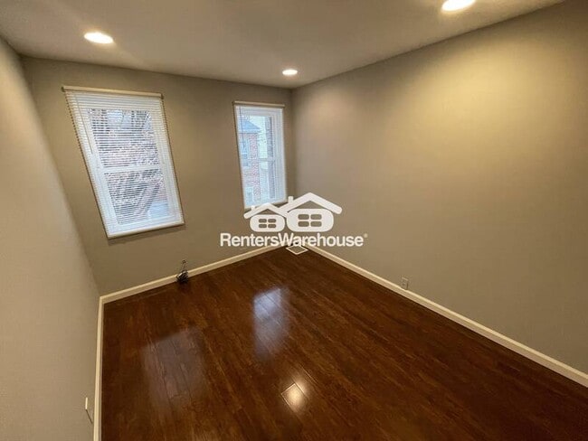 Building Photo - 519 S Port St