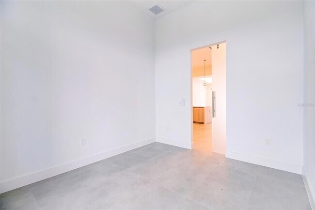 Building Photo - 123 SW 35th Ave