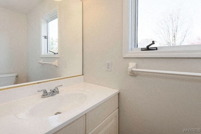 Building Photo - 70 Hobnail Dr