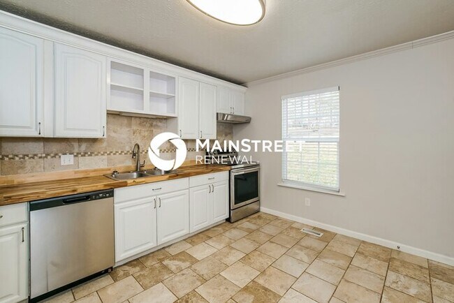 Building Photo - 3 Bedroom Pet-Friendly Home in KNOXVILLE, TN with Main Street Renewal