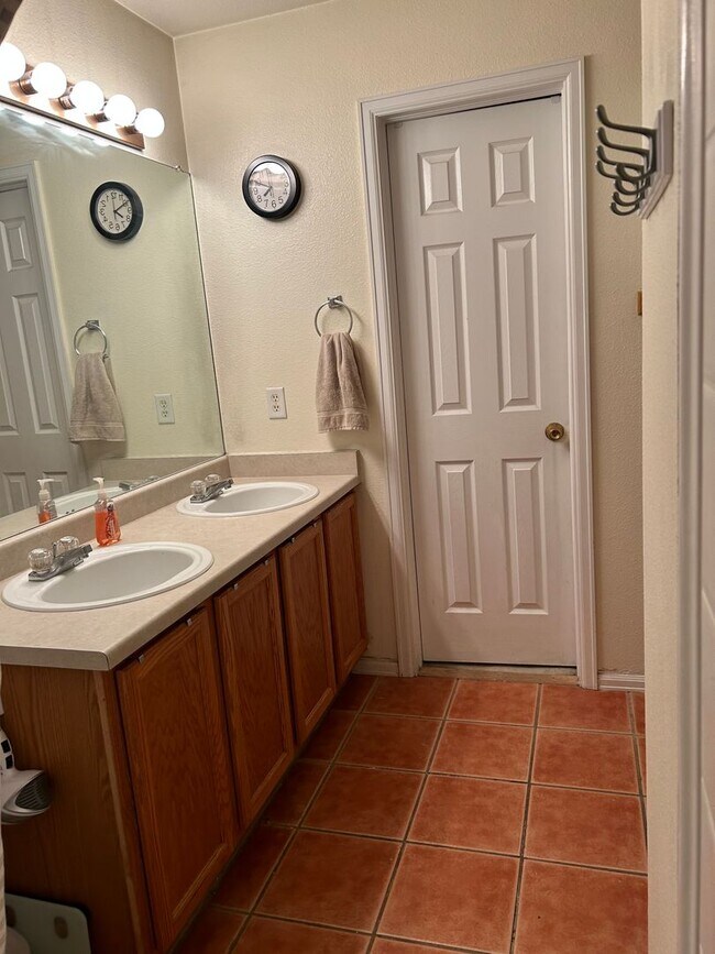 Building Photo - Welcome to your new home!  3 beds, 2.5 bat...