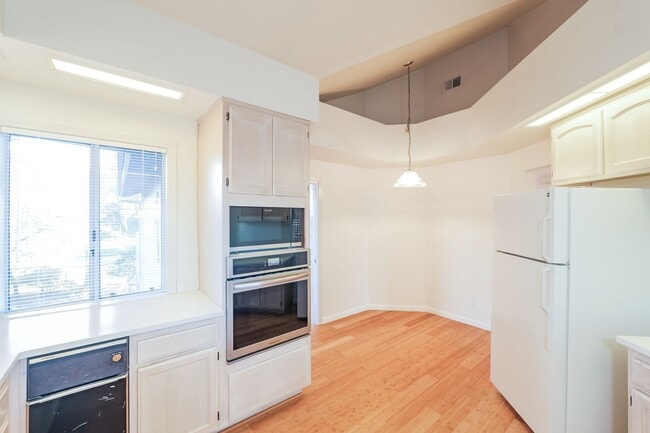 Building Photo - PURE Property Management Presents: Elegant 2 Bedroom Condo in Fountaingrove!