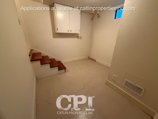 Building Photo - 704 1/2 Academy St.