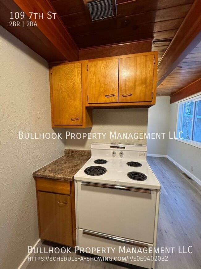 Building Photo - 109 7th St