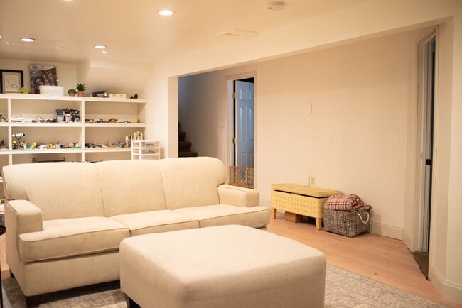 Building Photo - House For Lease