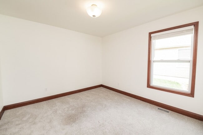 Building Photo - 3 Bedroom / 2 Bathroom Home for Rent in Va...
