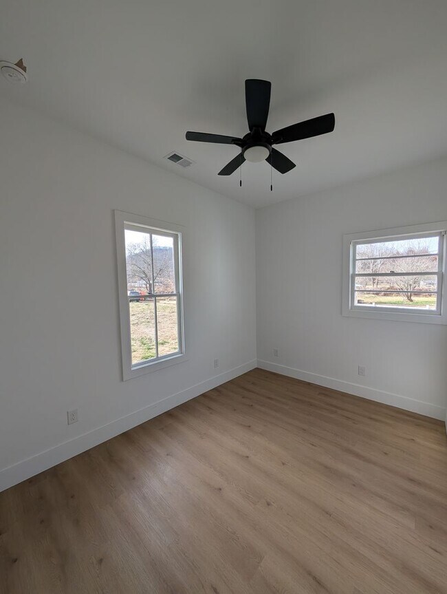 Building Photo - Barnardsville Rental!