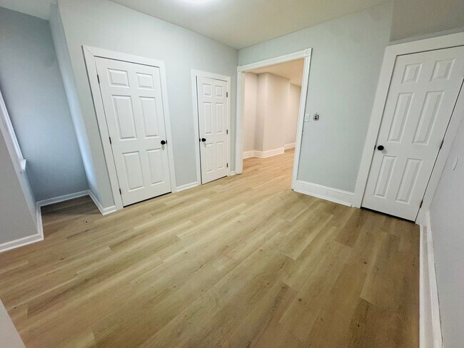 Building Photo - Remodeled Large 3bd/1.5 House with Rear ya...
