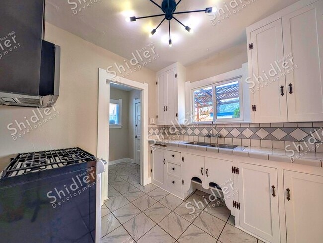 Building Photo - Upgraded Bungalow with Garage