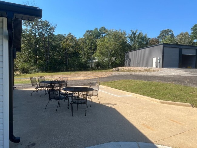 Building Photo - 4 Bed 2 Bath Apartment