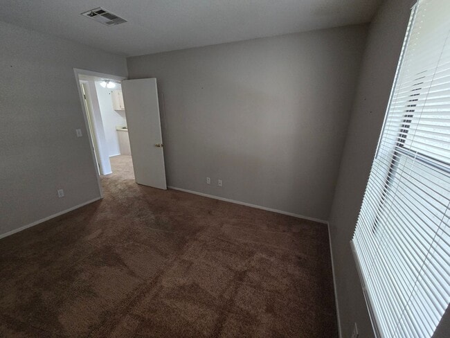 Building Photo - ***GREAT 1 BEDROOM/ 1 BATH CONDO ON SECOND...