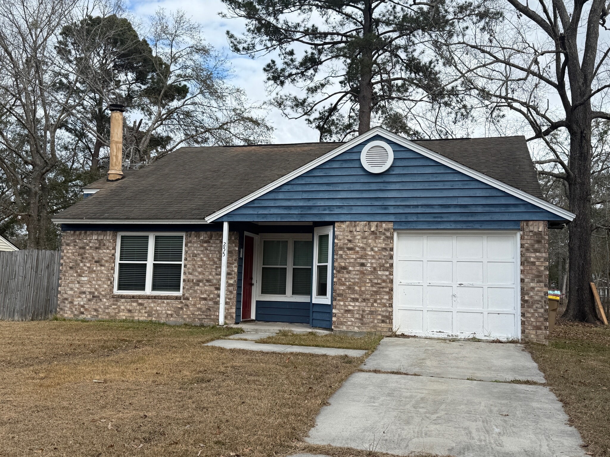 Building Photo - 255 Falcon Dr