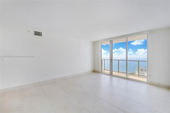 Building Photo - 1155 Brickell Bay Dr