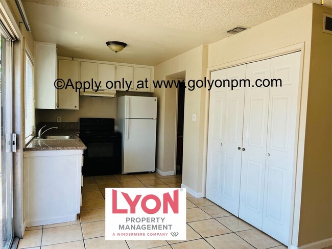 Building Photo - Darling, Spacious 3 bedroom Condo in beaut...