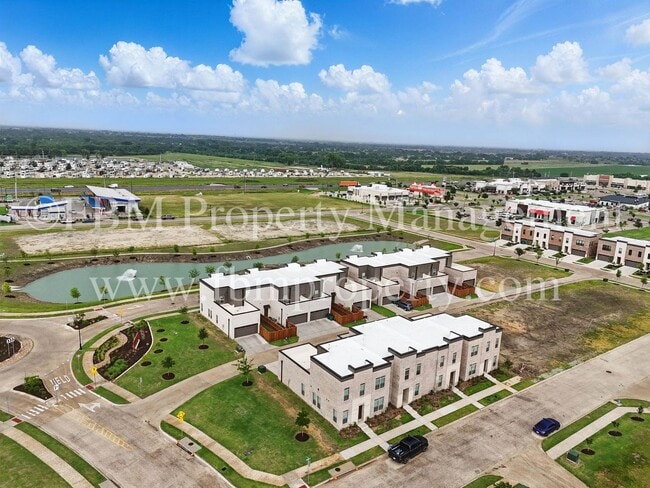 Building Photo - 2121 Luna Dr