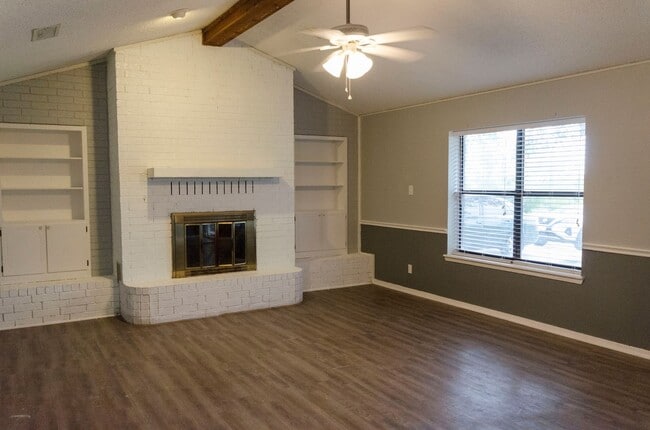 Building Photo - Wonderful Country Living close to town AVAILABLE NOW!