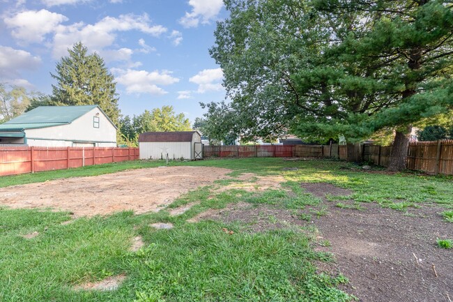 Building Photo - 3-bedroom, 2-bathroom traditional home in ...