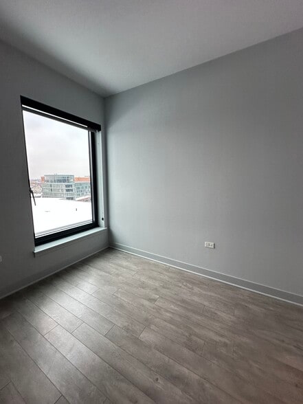 Building Photo - 1025 W Addison St