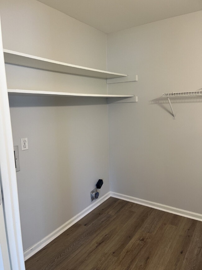 Building Photo - 810 Davis Dr