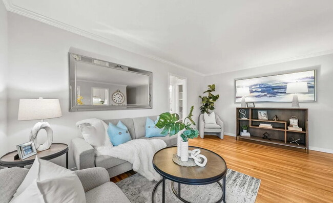 Building Photo - Spacious 1 bedroom 1 bathroom top floor unit in a highly desirable west side location!