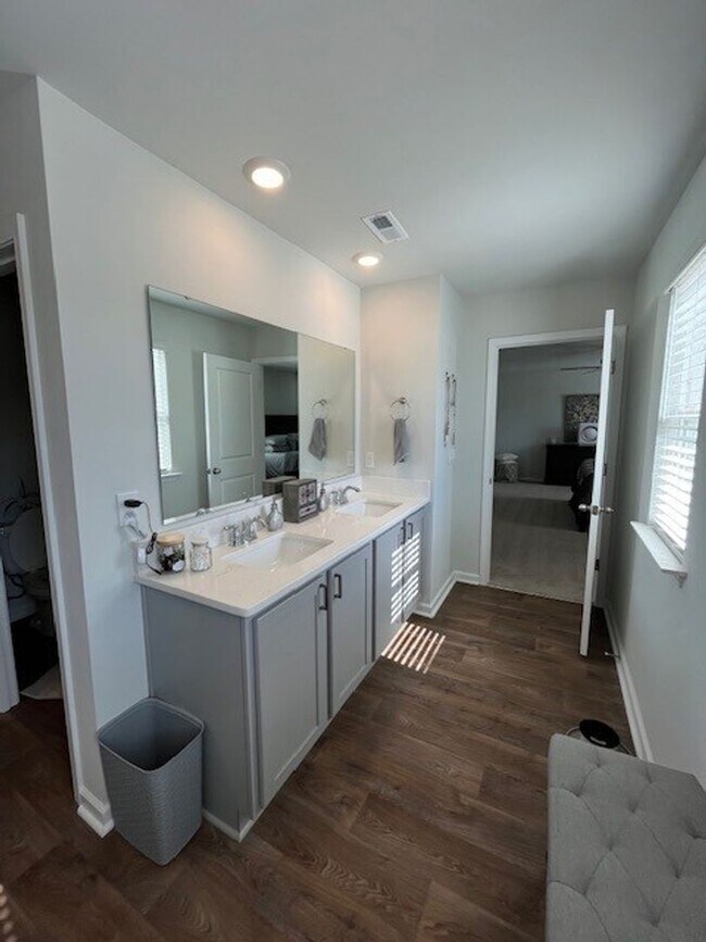 Building Photo - Discover this spacious 4-bedroom, 2.5-bath home in Winnabow, NC
